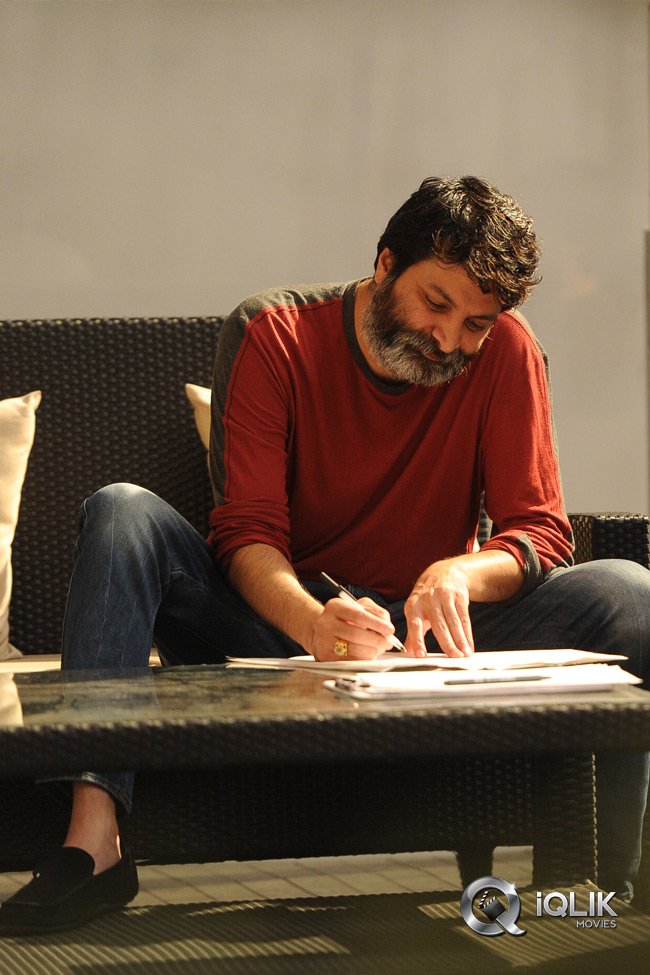 Agnyaathavaasi-Movie-Working-Stills